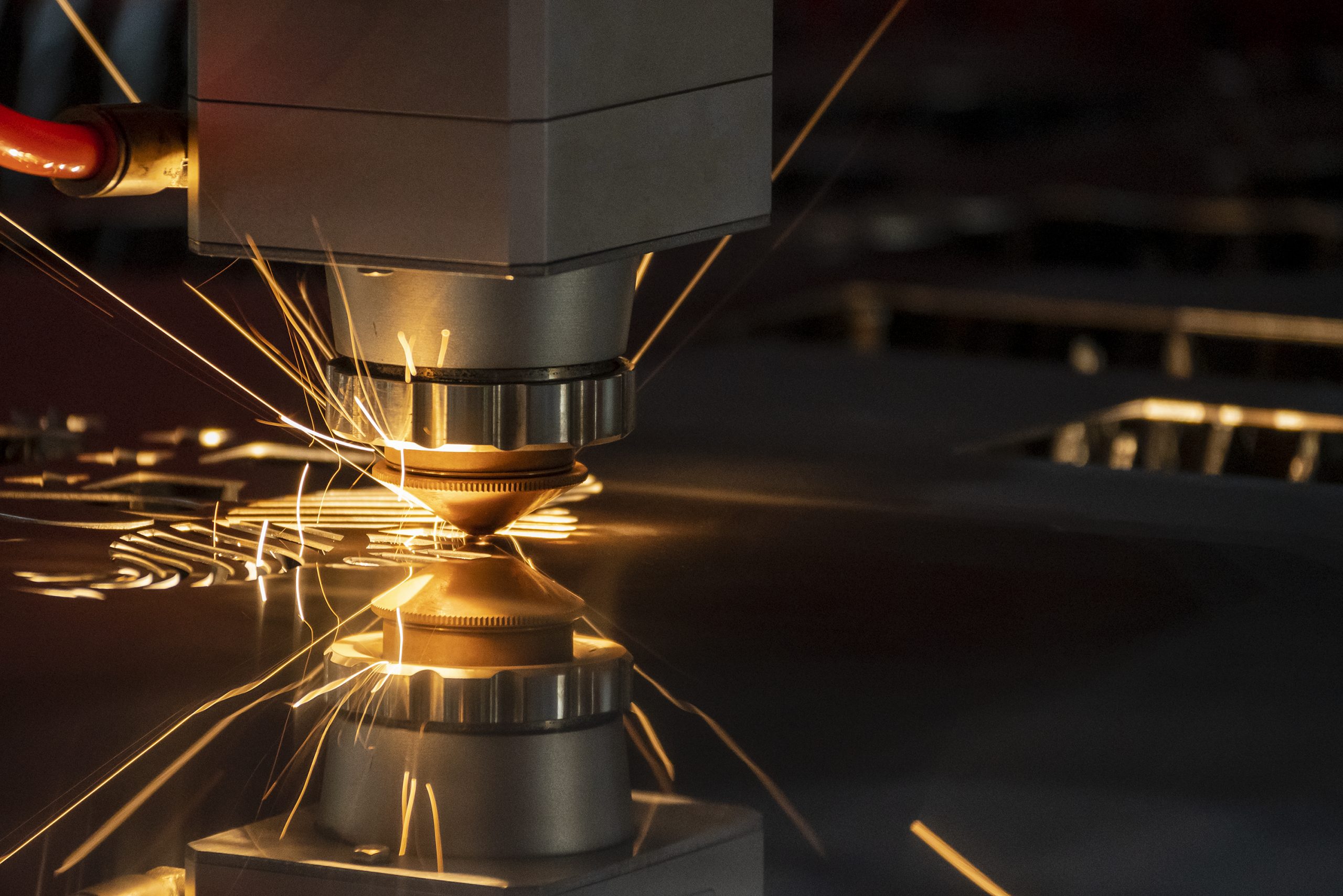 The fiber laser cutting machine cutting  machine cut the metal plate.